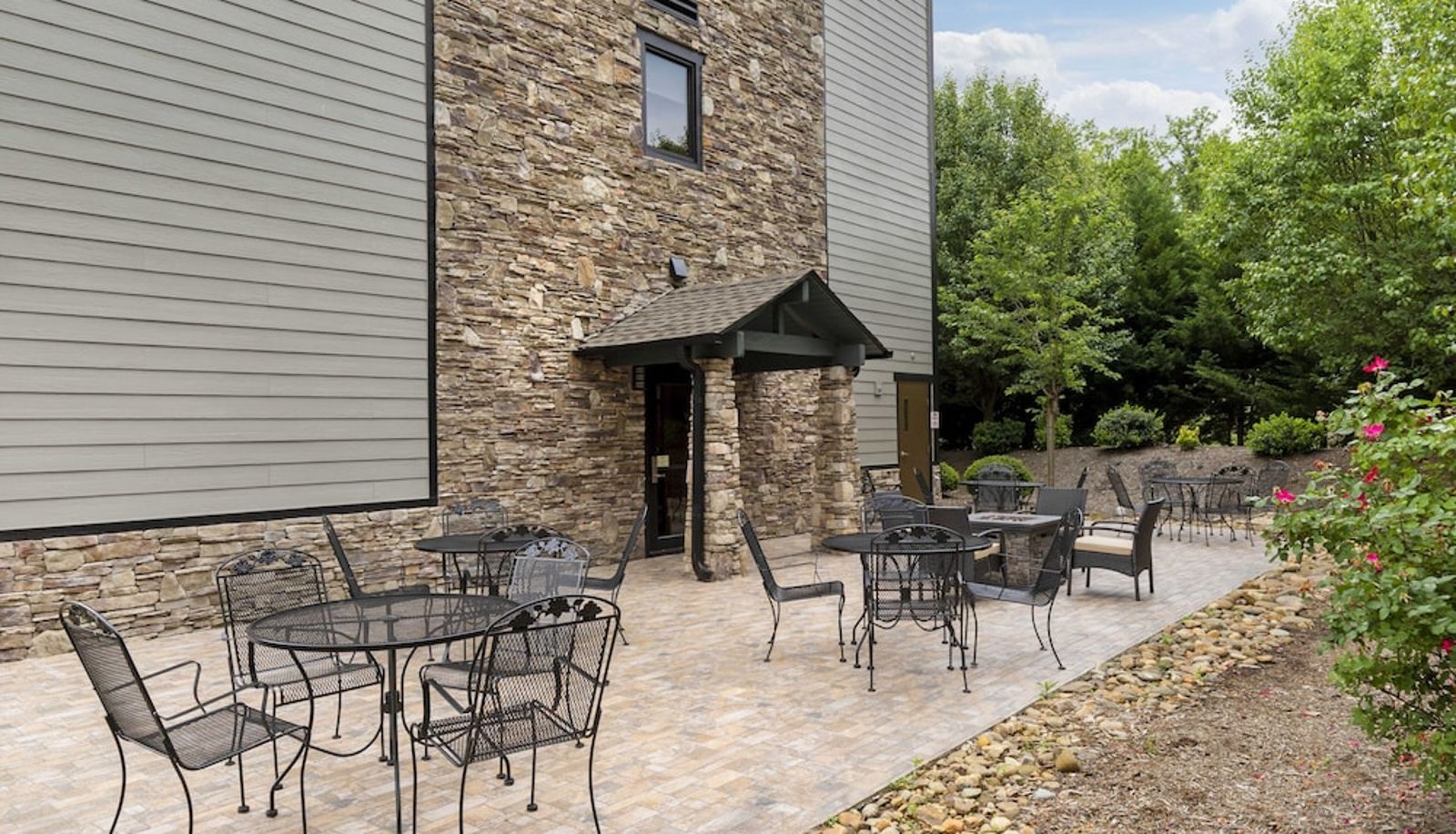 Info - an Ascend Collection Hotel Brookstone Lodge near Biltmore Village
