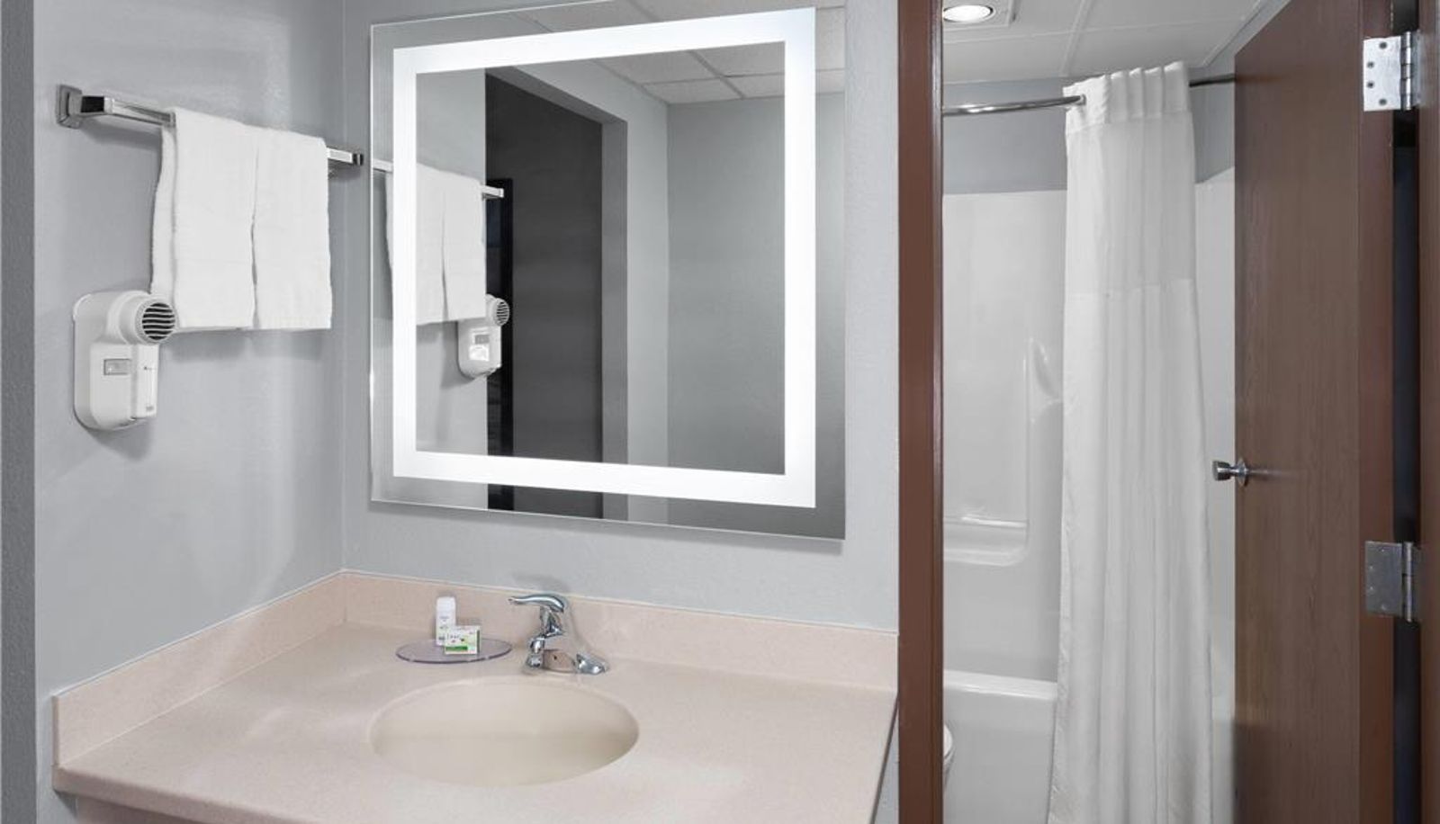 Room - AmericInn & Suites By Wyndham Baraboo Event Center