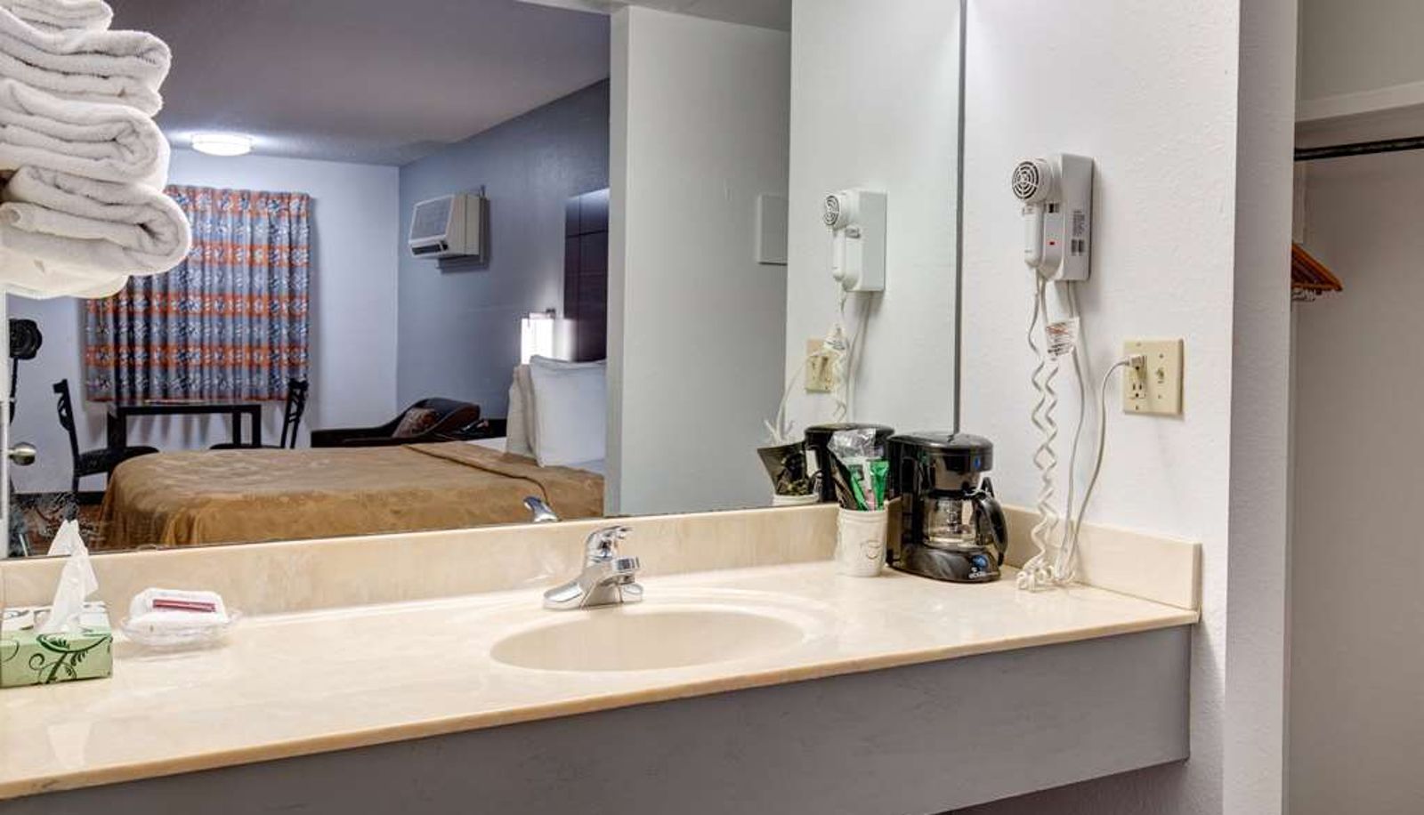 Room - Howard Johnson by Wyndham Branson Theatre District