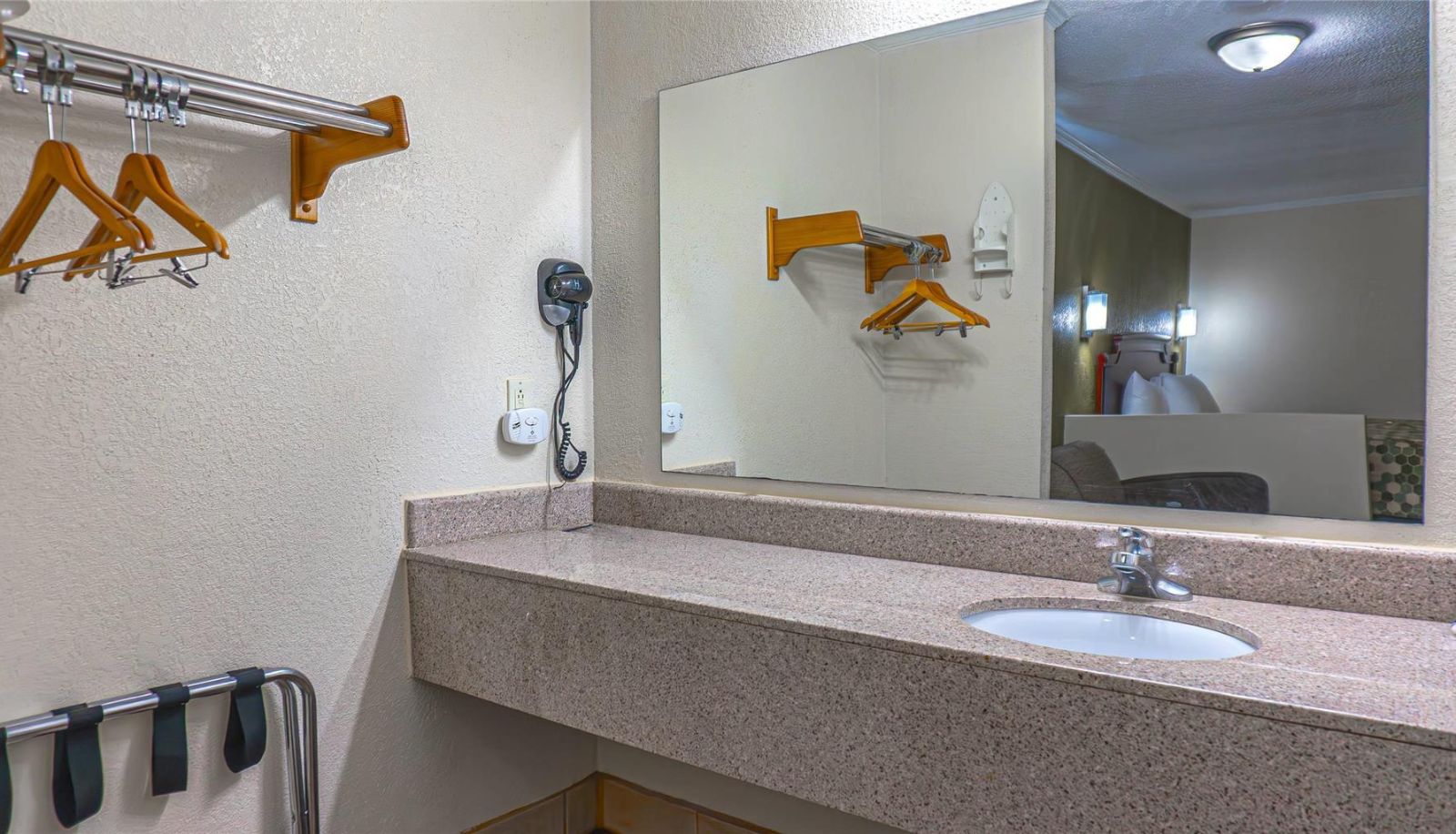 Room - Rodeway Inn & Suites Fort Jackson