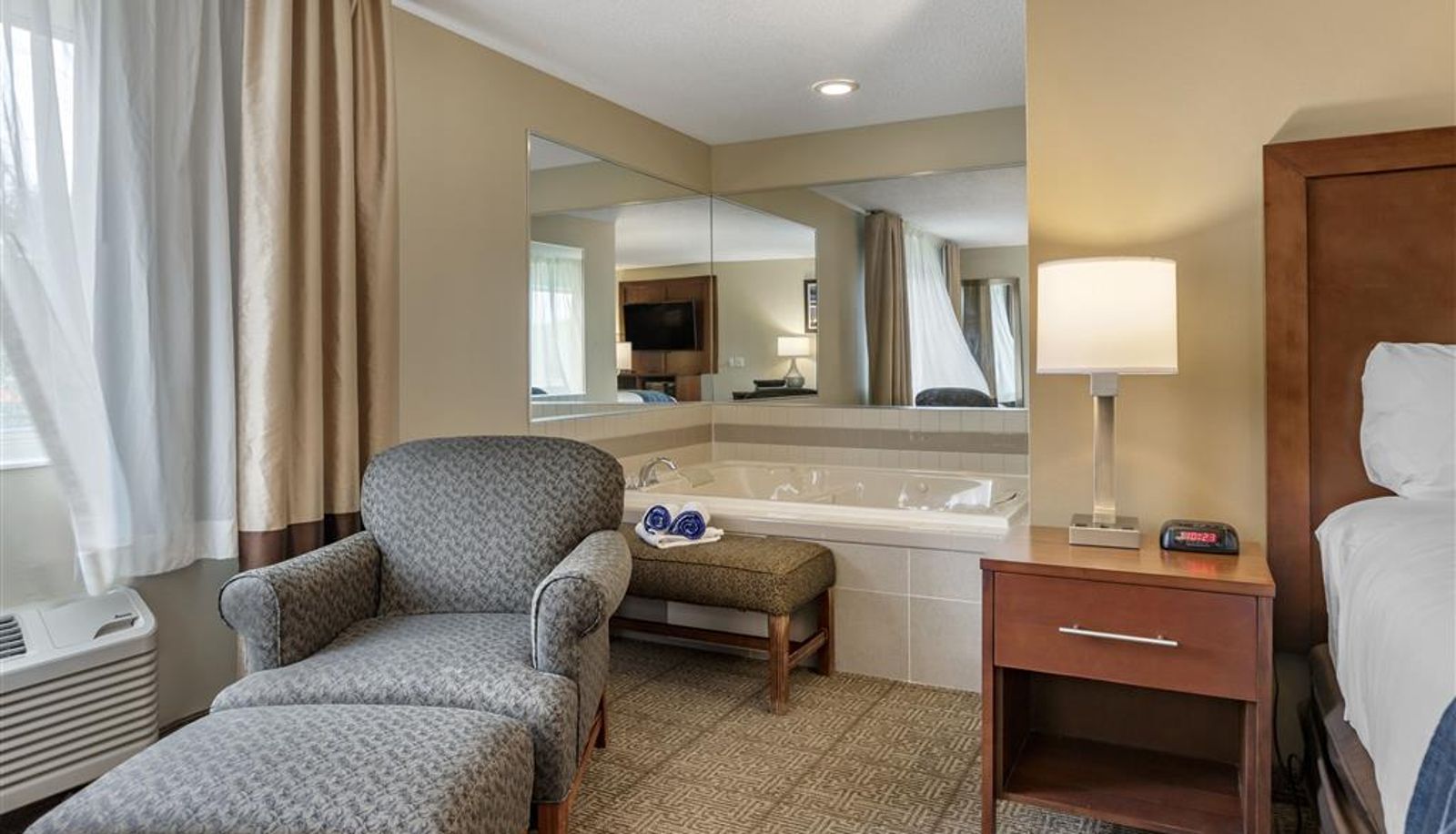 Room - Comfort Inn & Suites Dimondale - Lansing