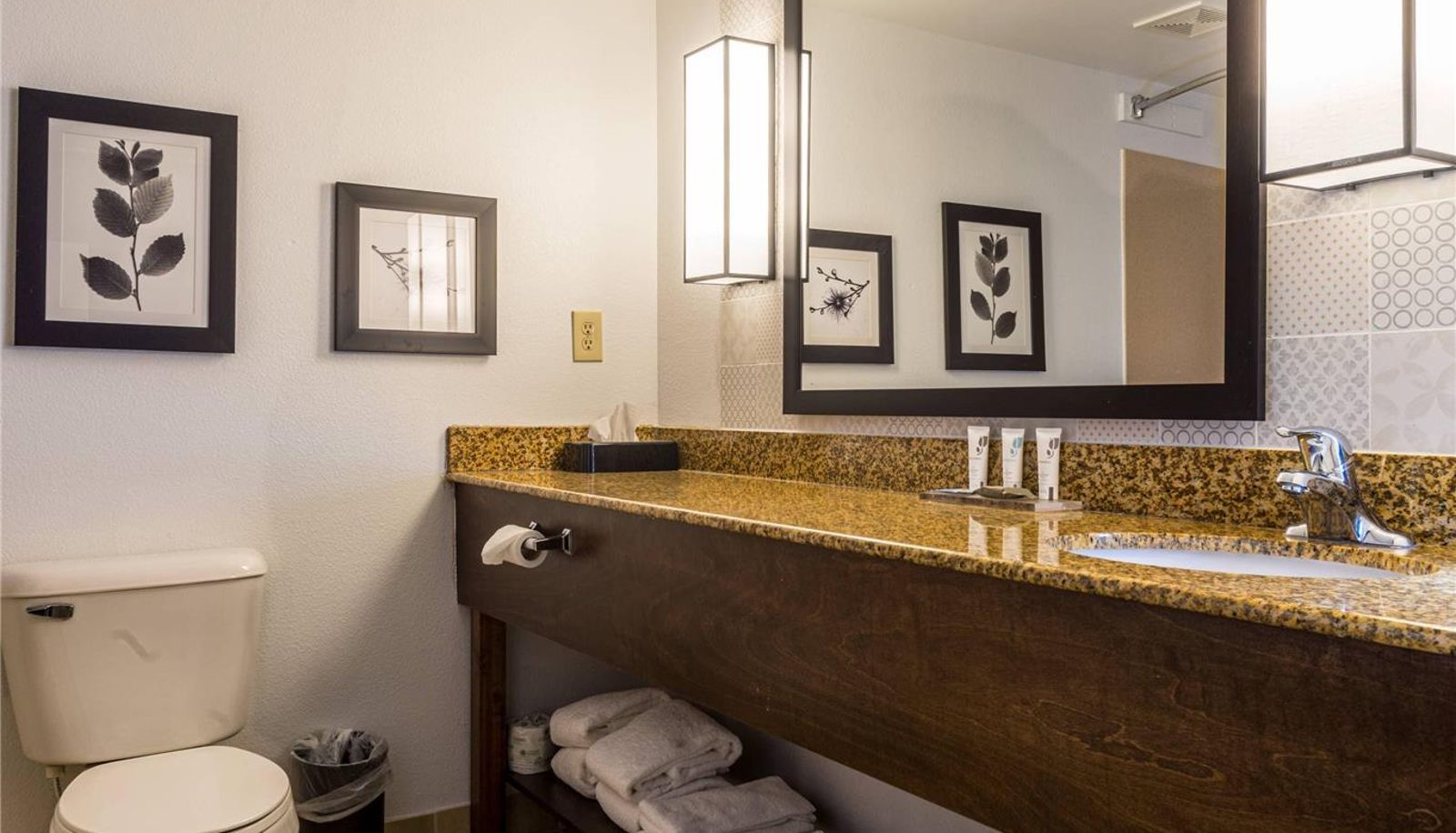 Camera - Country Inn & Suites by Radisson Doswell (Kings Dominion) VA