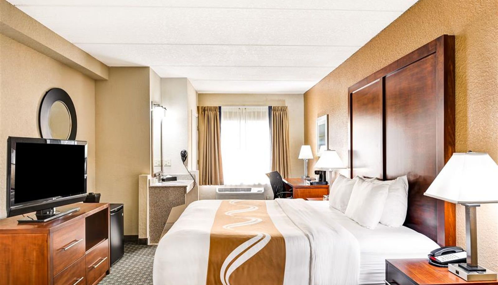 Room - Quality Inn & Suites Heritage Park