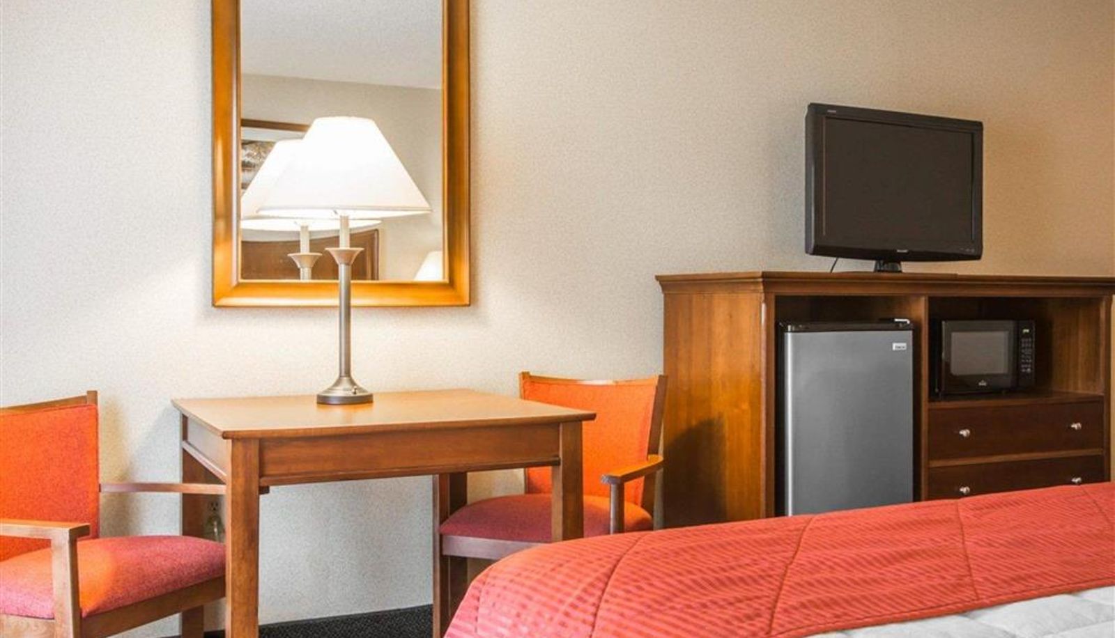 Zimmer - SPARK BY HILTON LAKE GEORGE OUTLETS