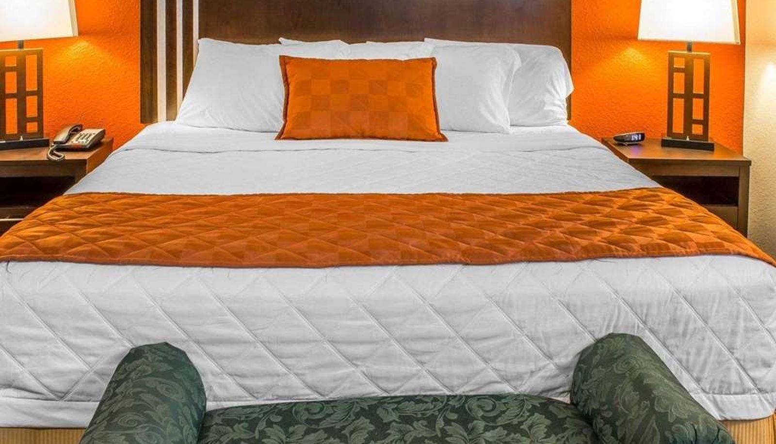 Standard room (double) - Rodeway Inn & Suites near Okoboji Lake