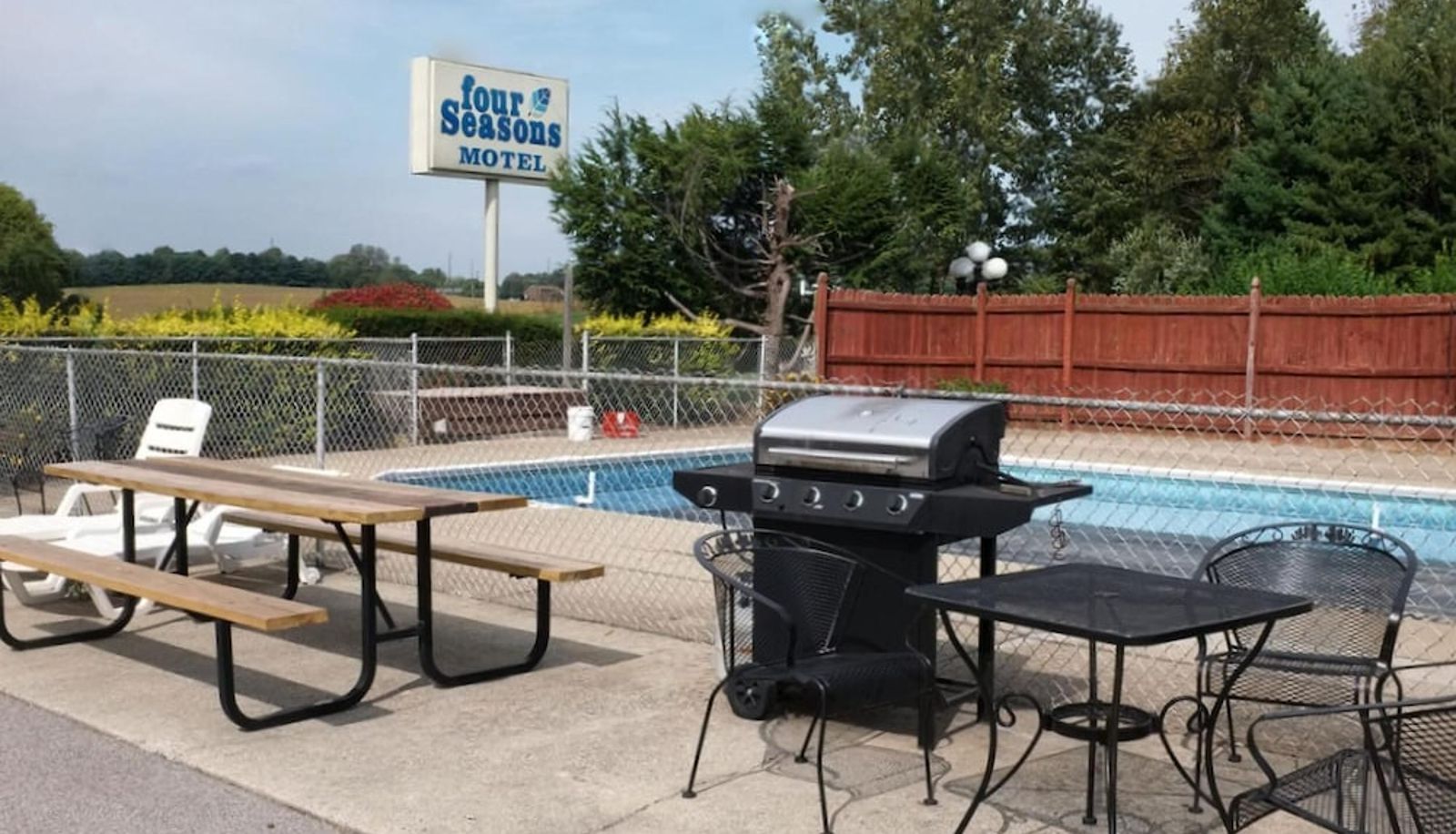 Pool - Four Seasons Motel