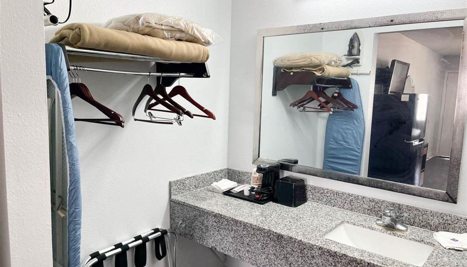 Room - LA Studio 6 Suites Opelousas