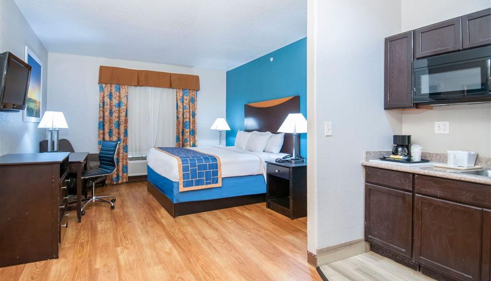 Zimmer - Days Inn & Suites by Wyndham San Antonio near Frost Bank Ctr