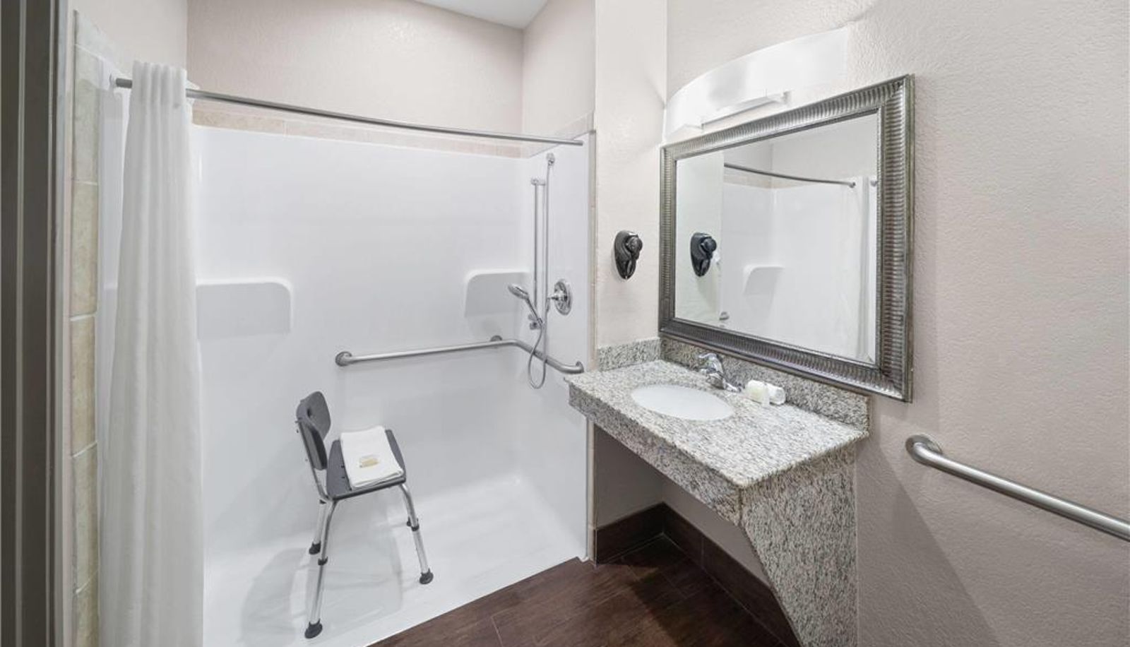 Zimmer - Super 8 by Wyndham San Antonio/Alamodome Area