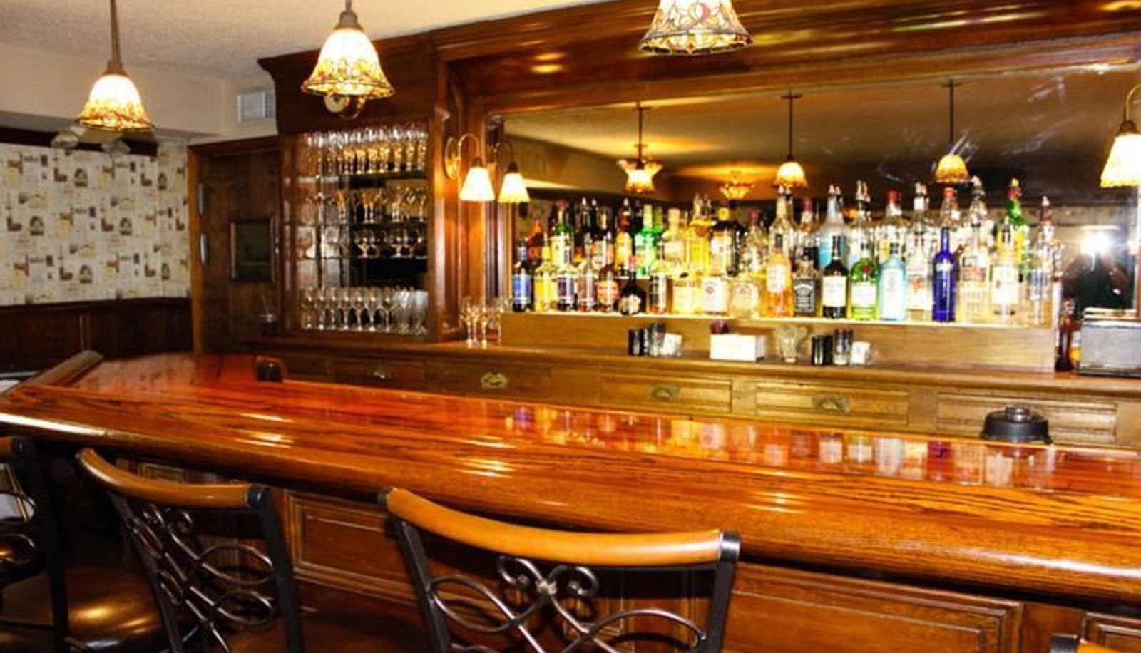 Bar - WEST WIND INN