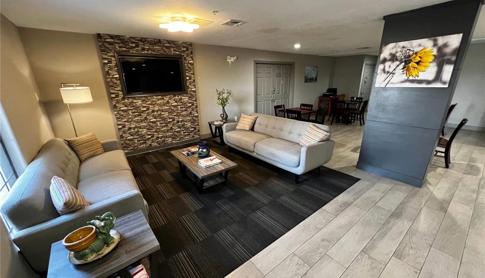 Lobby - Super 8 by Wyndham Sealy