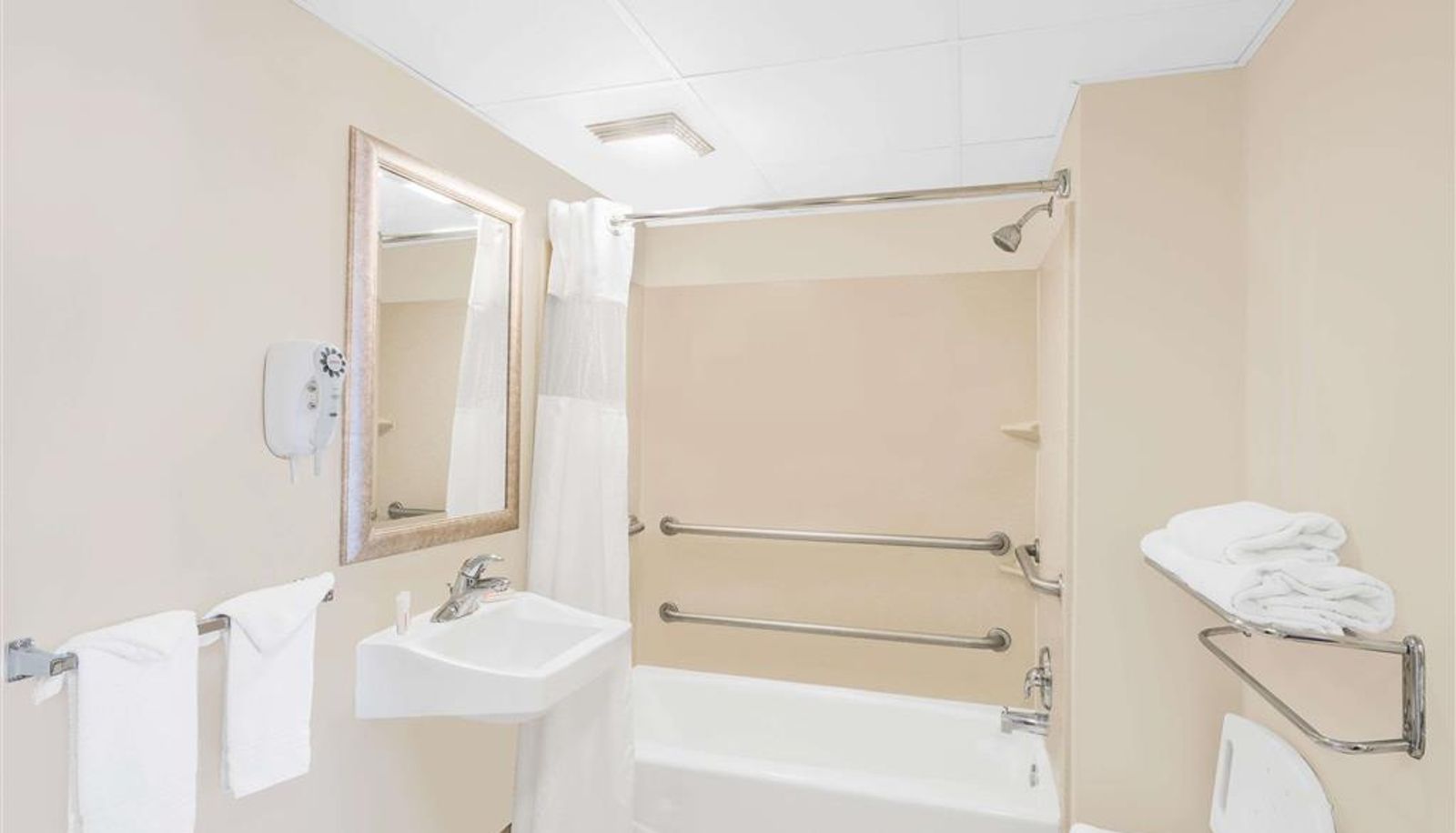 Suite - Days Inn by Wyndham Springfield/Phil.Intl Airport