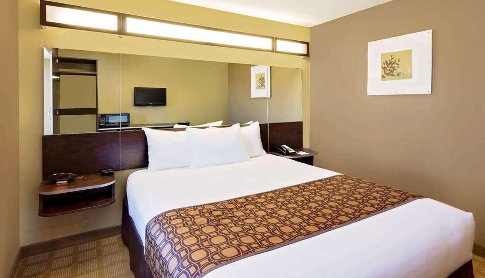 Standard room (double) - Microtel Inn & Suites by Wyndham Prairie du Chien