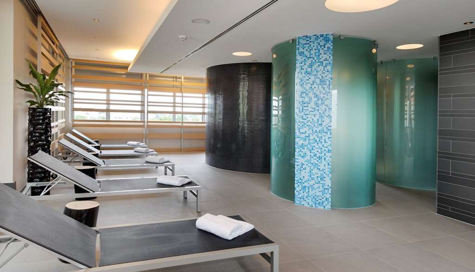 Zona de bienestar y gimnasio - Atlantic Congress Hotel Essen