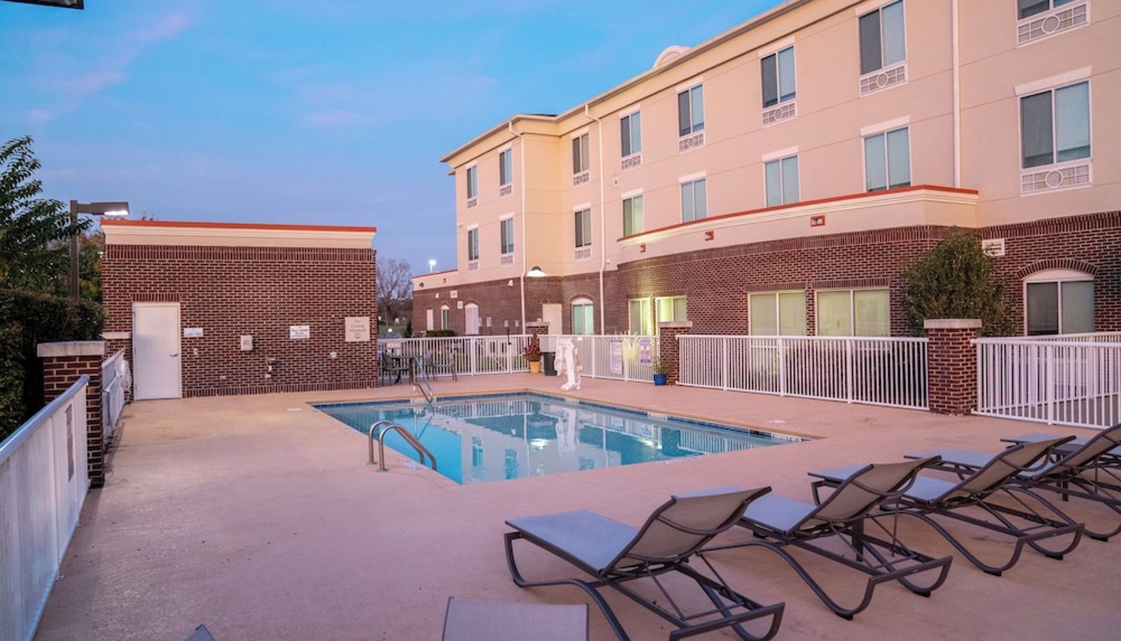 Pool - Holiday Inn Express PEMBROKE by IHG