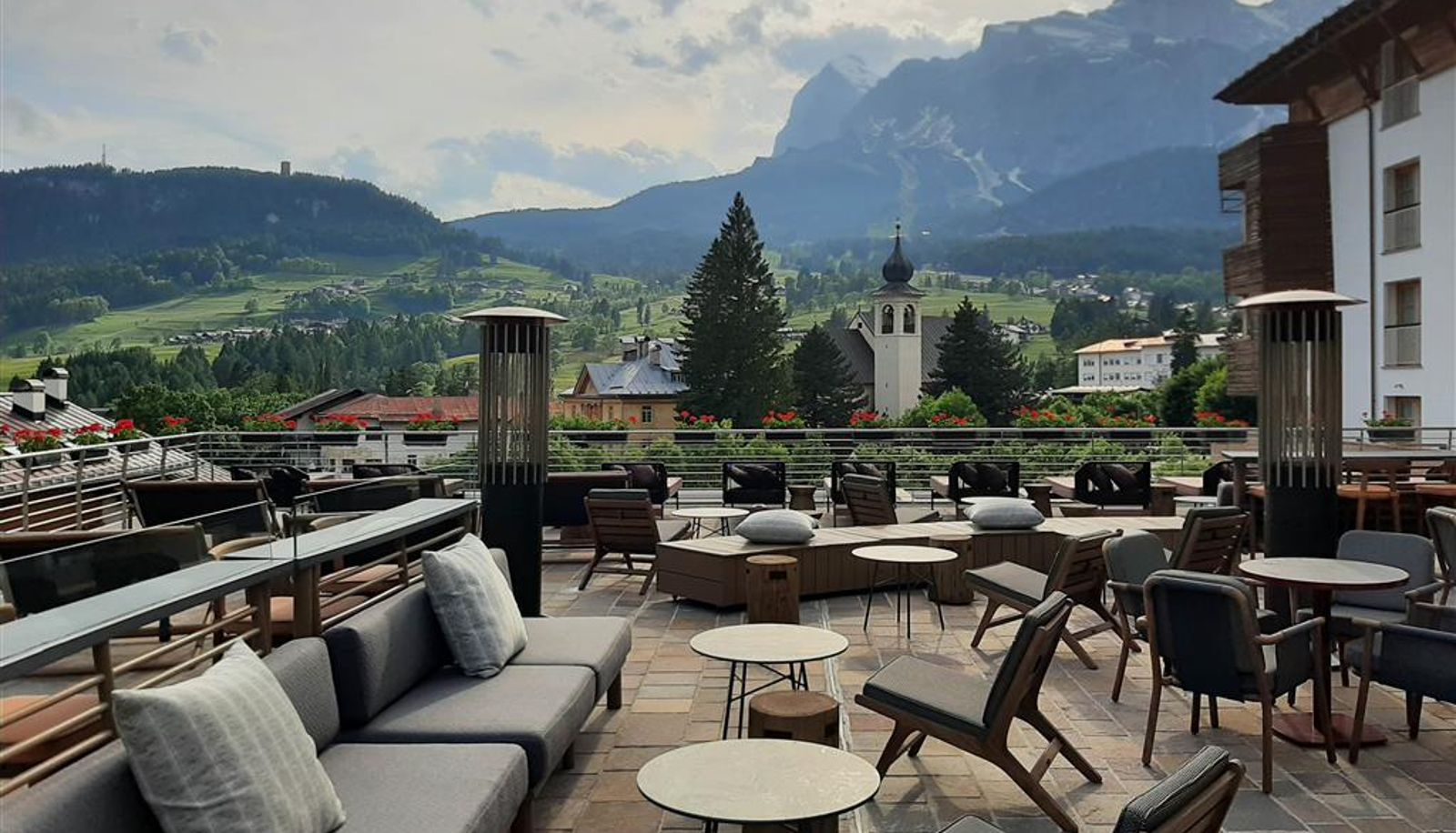Bar - GRAND HOTEL SAVOIA CORTINA D'AMPEZZO A RADISSON COLLECTION A Radisson Collection Hotel