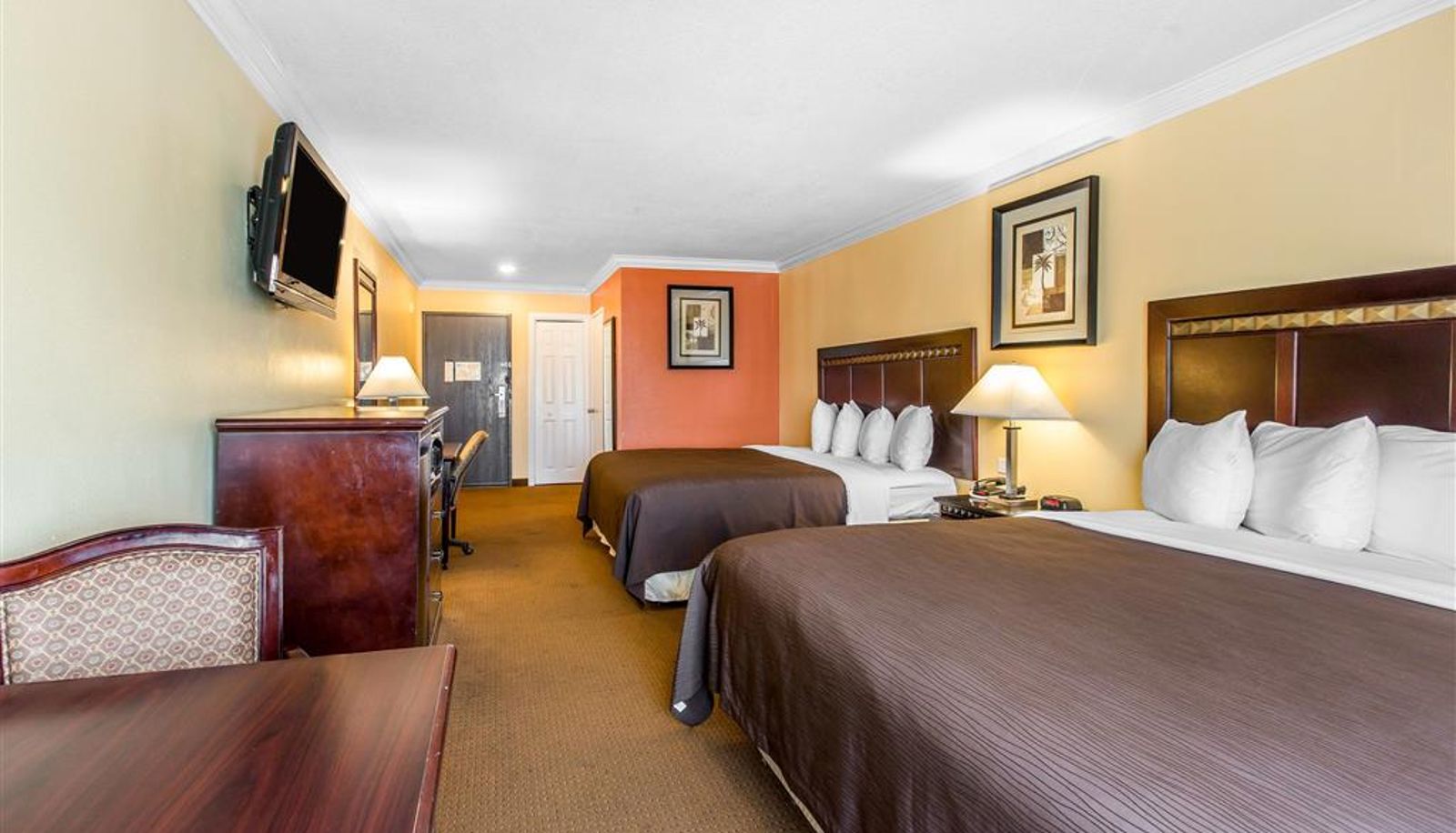 Camera - Quality Inn & Suites Bell Gardens-Los Angeles