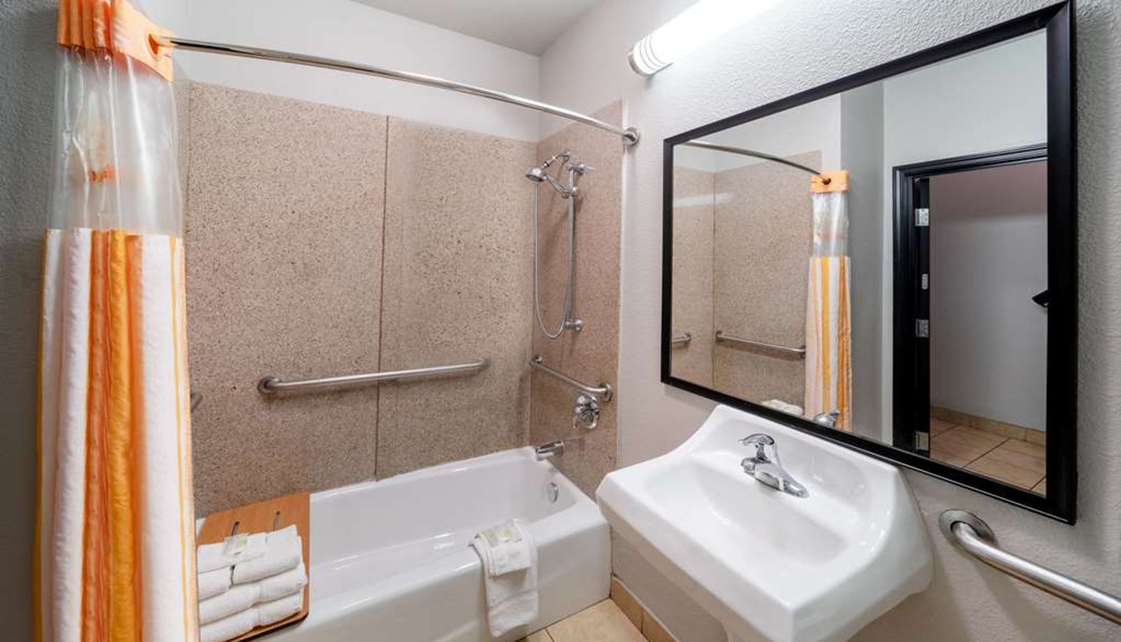 Room - La Quinta Inn & Suites by Wyndham Mt. Pleasant