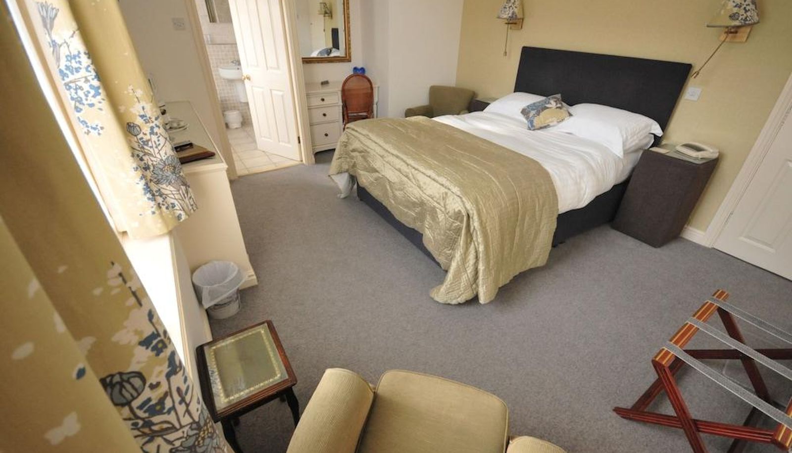 Standard room - The Raven Hotel
