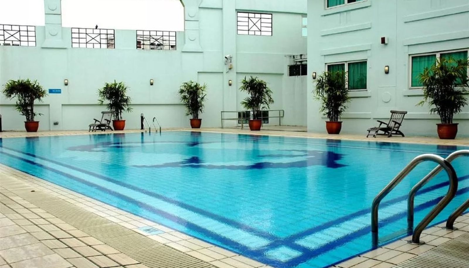 Piscina - Hotel 81 Tristar