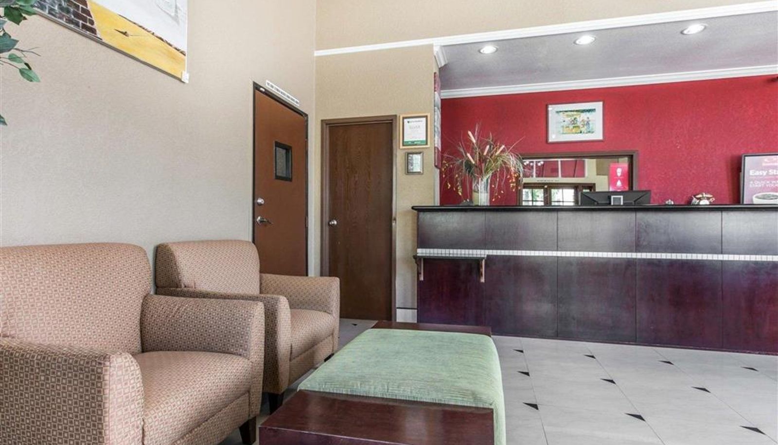Hall - Econo Lodge Inn & Suites Fallbrook Downtown