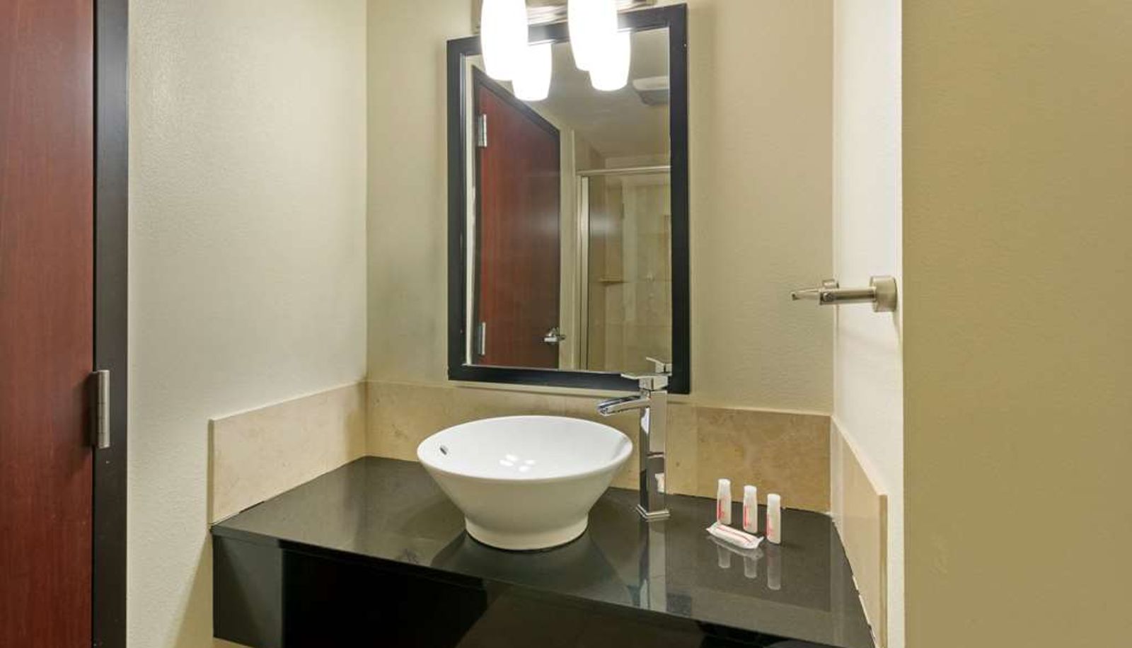 Camera - Days Inn & Suites by Wyndham Milwaukee