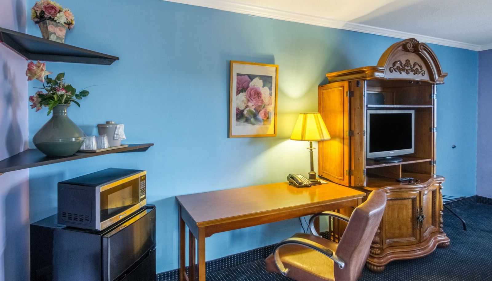 Room - Red Carpet Inn Norwalk