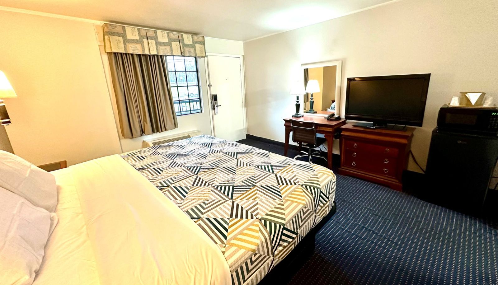Room - Red Carpet Inn Stamford CT