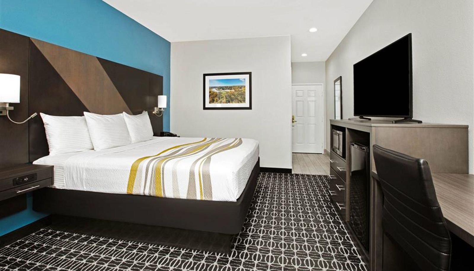 Room - La Quinta Inn & Suites by Wyndham Sulphur Springs