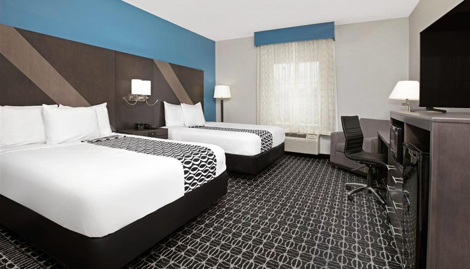Room - La Quinta Inn & Suites by Wyndham Sulphur Springs