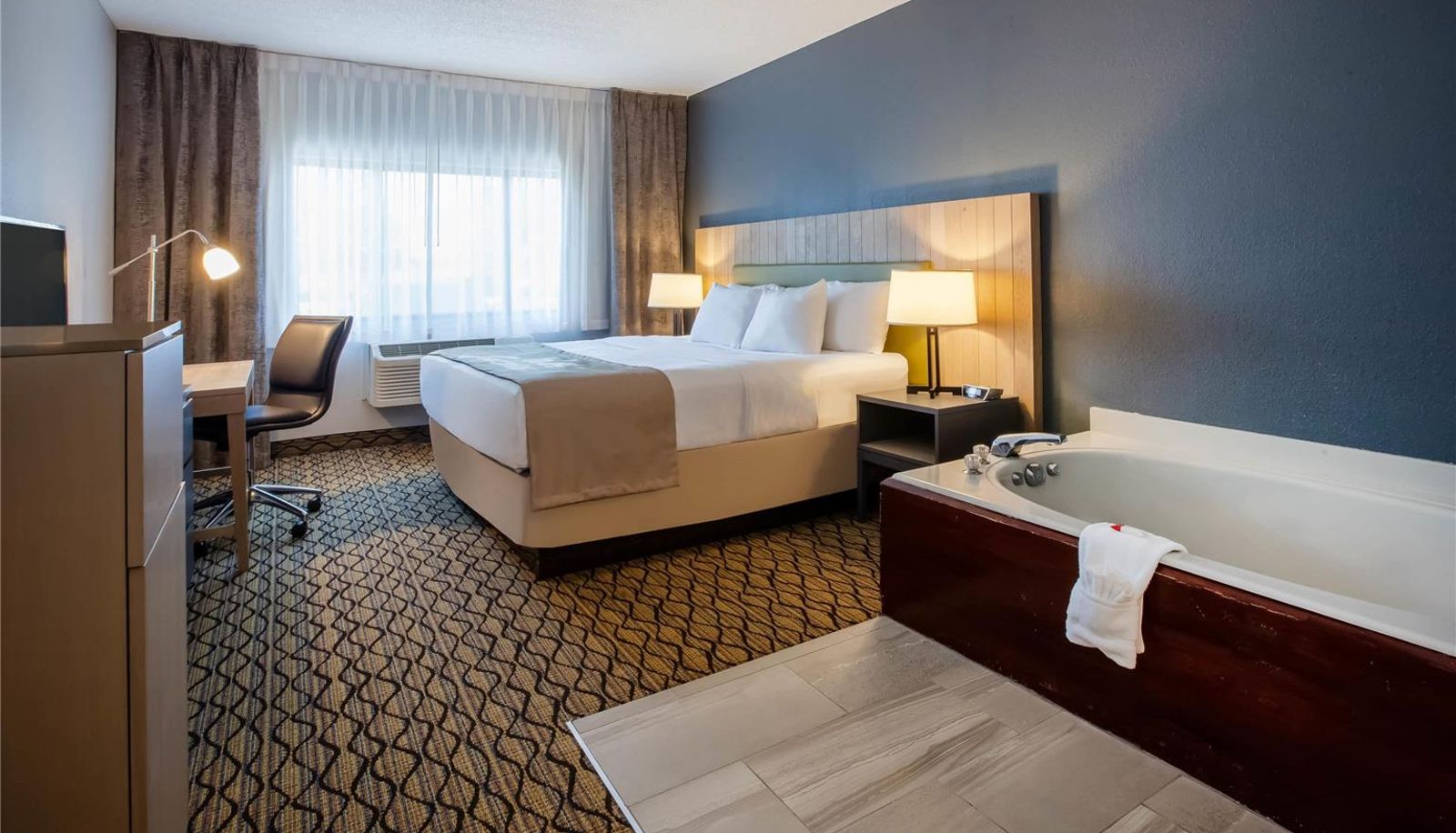 Zimmer - Days Inn & Suites by Wyndham Rochester Hills MI