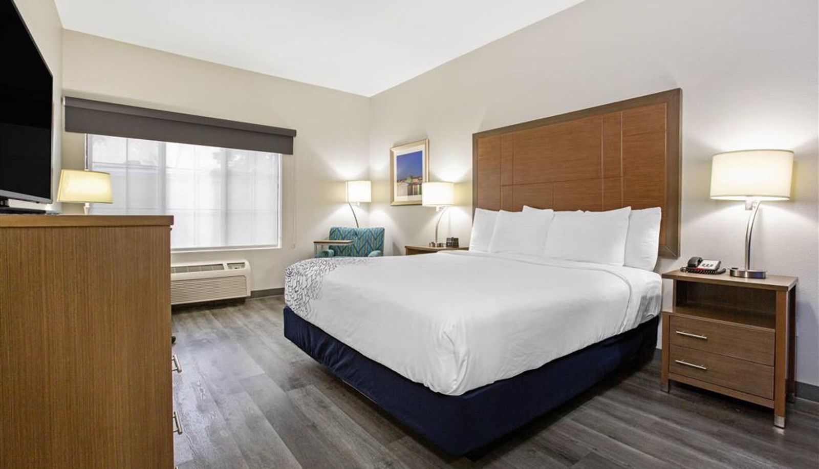 Camera - La Quinta Inn & Suites by Wyndham NE Long Beach/Cypress