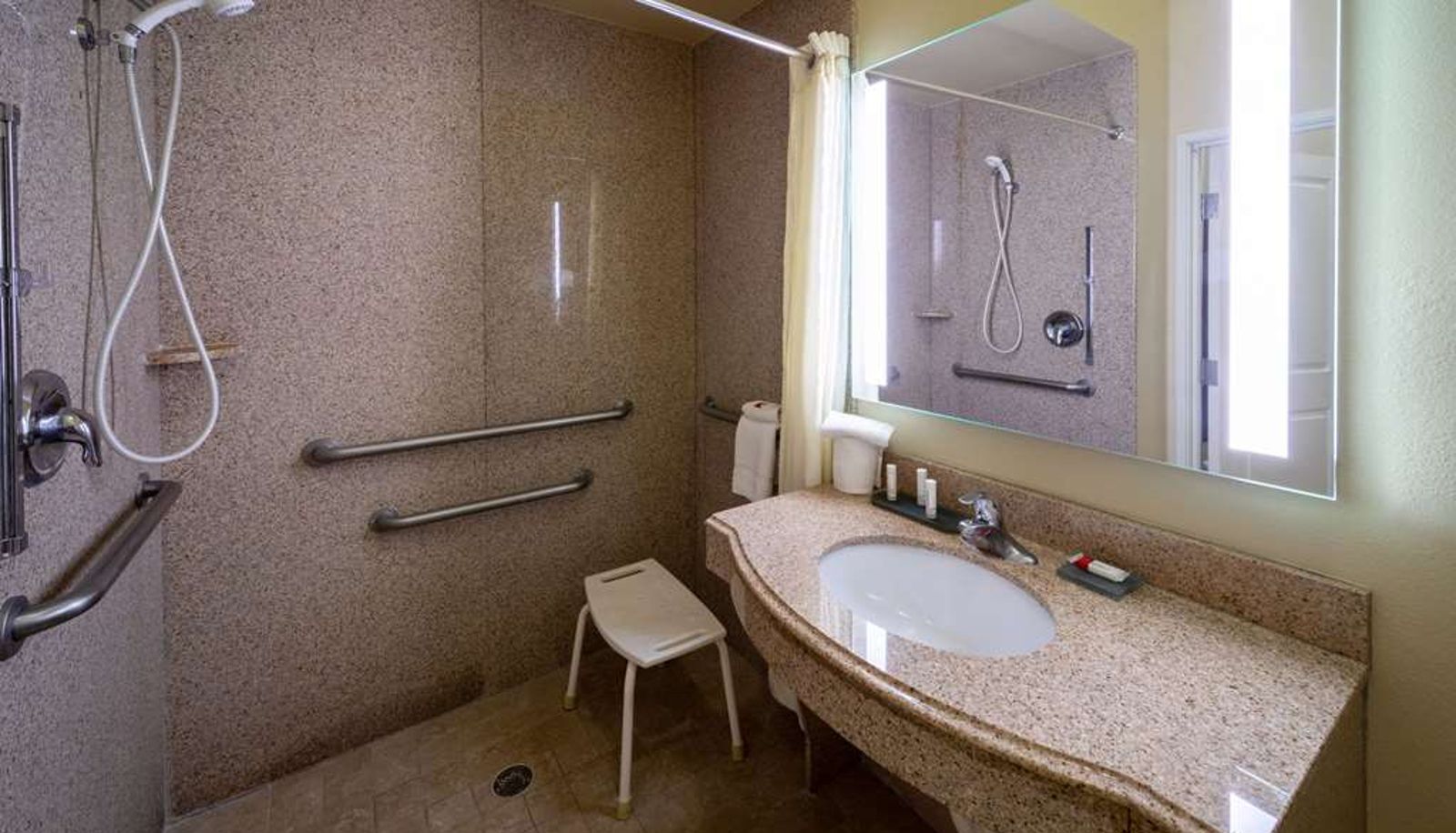 Room - La Quinta Inn & Suites by Wyndham Houston New Caney