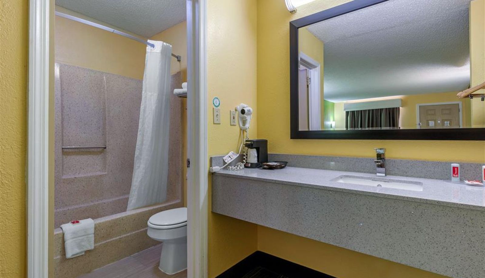 Kamer - Econo Lodge Nashville near Percy Priest Lake