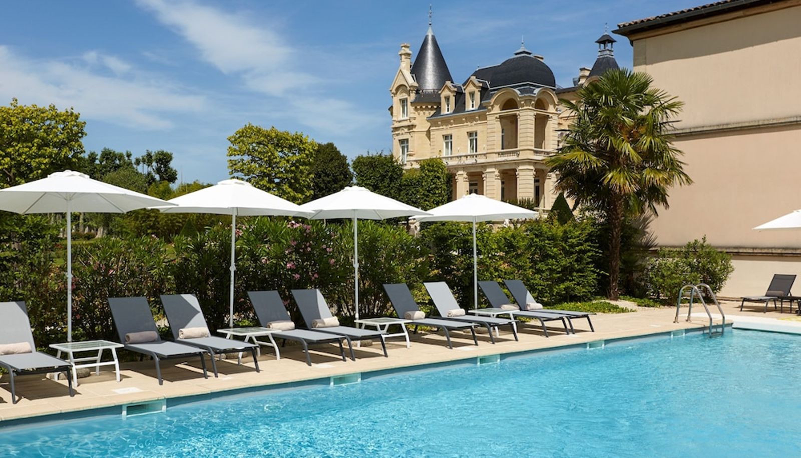 Pool - Château Hotel Grand Barrail
