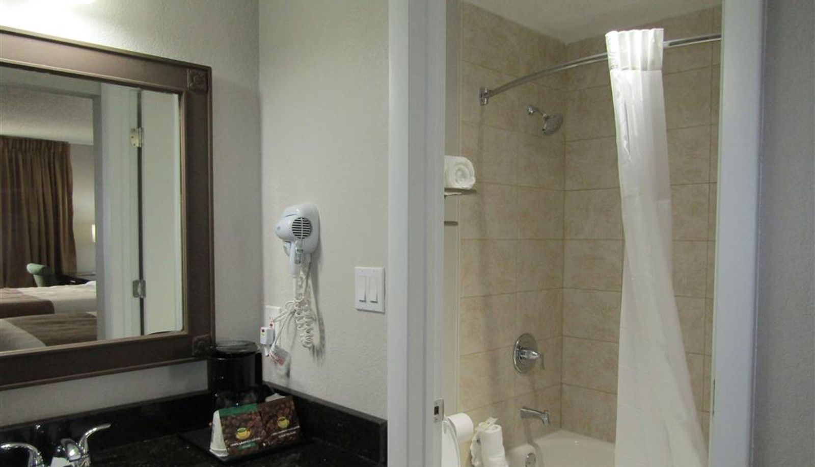 Room - Quality Inn & Suites Kissimmee near Main Gate