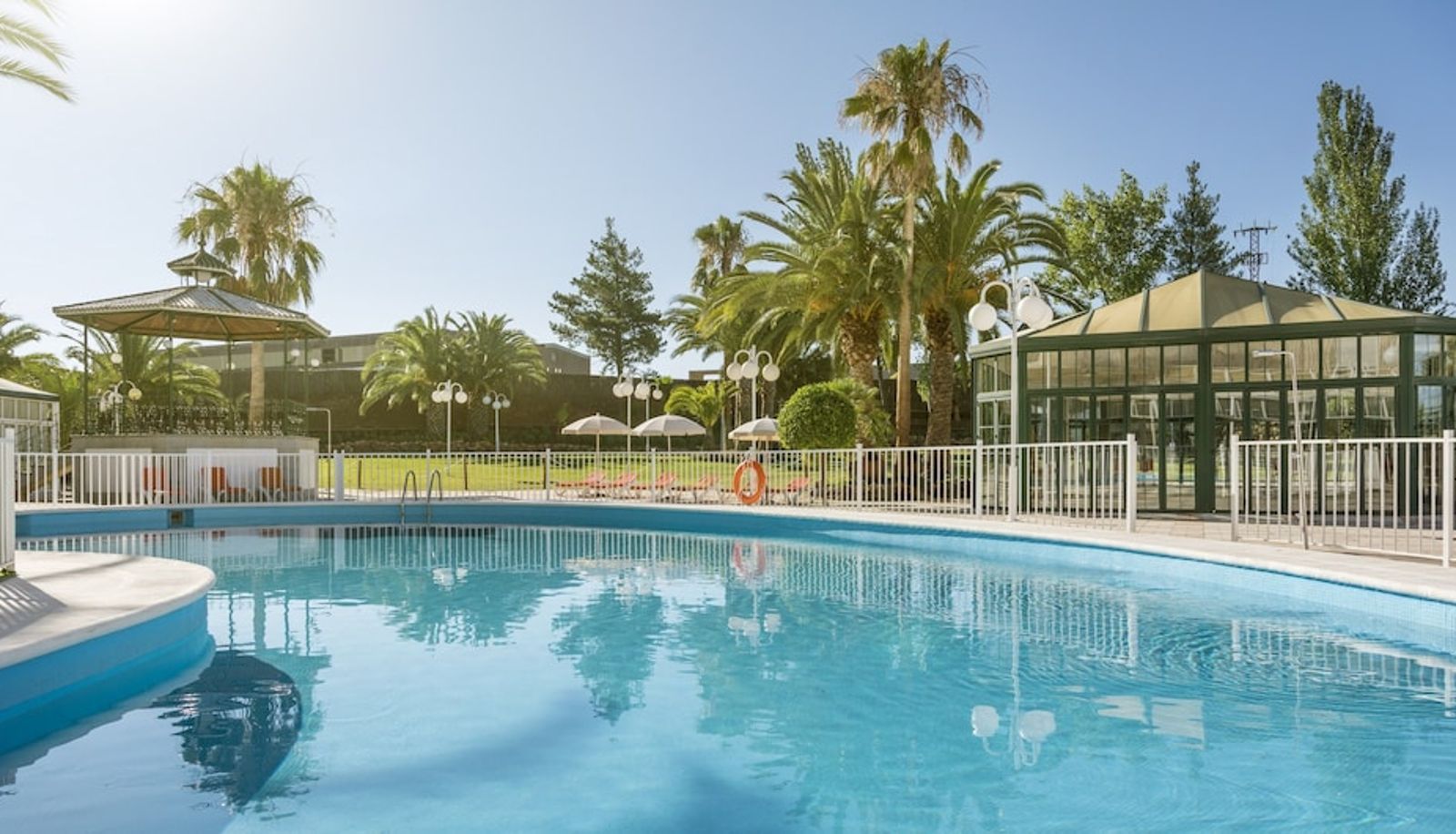 Piscina - Hotel ILUNION Las Lomas