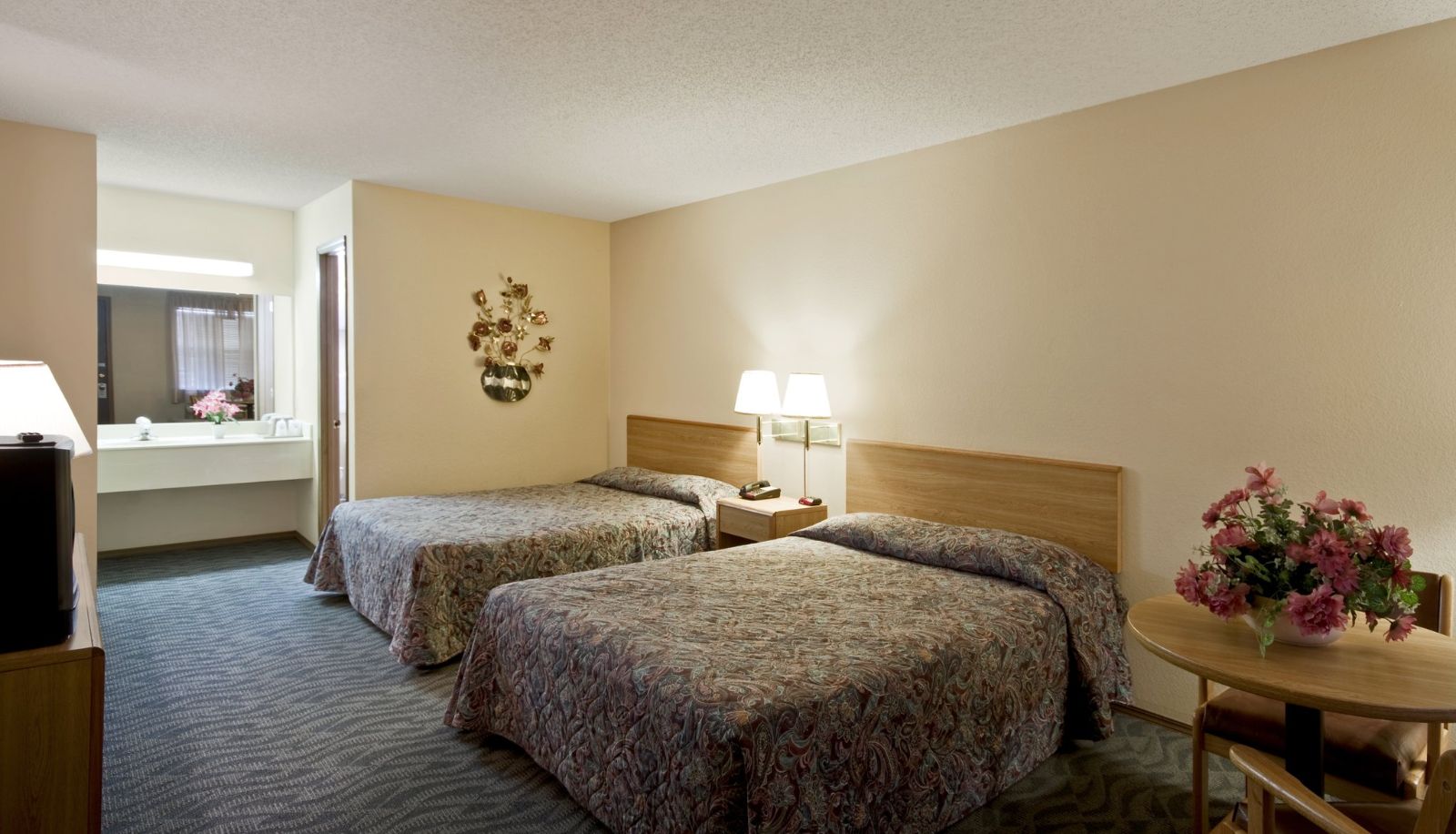 Room - Travelers Inn