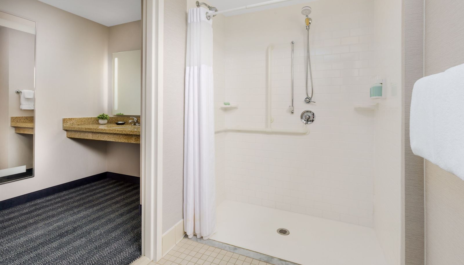 Zimmer - Courtyard by Marriott Keene Downtown
