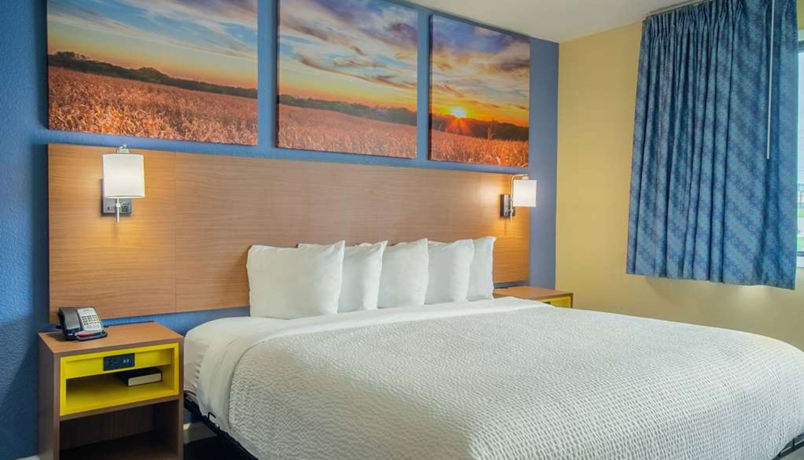 Camera - Days Inn & Suites by Wyndham Waterloo