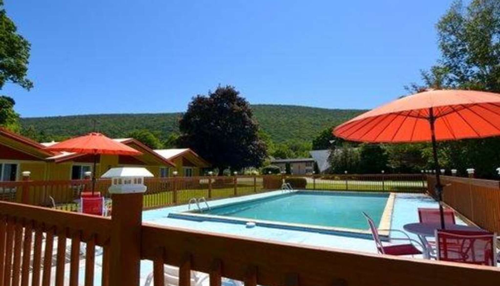 Basen - Econo Lodge