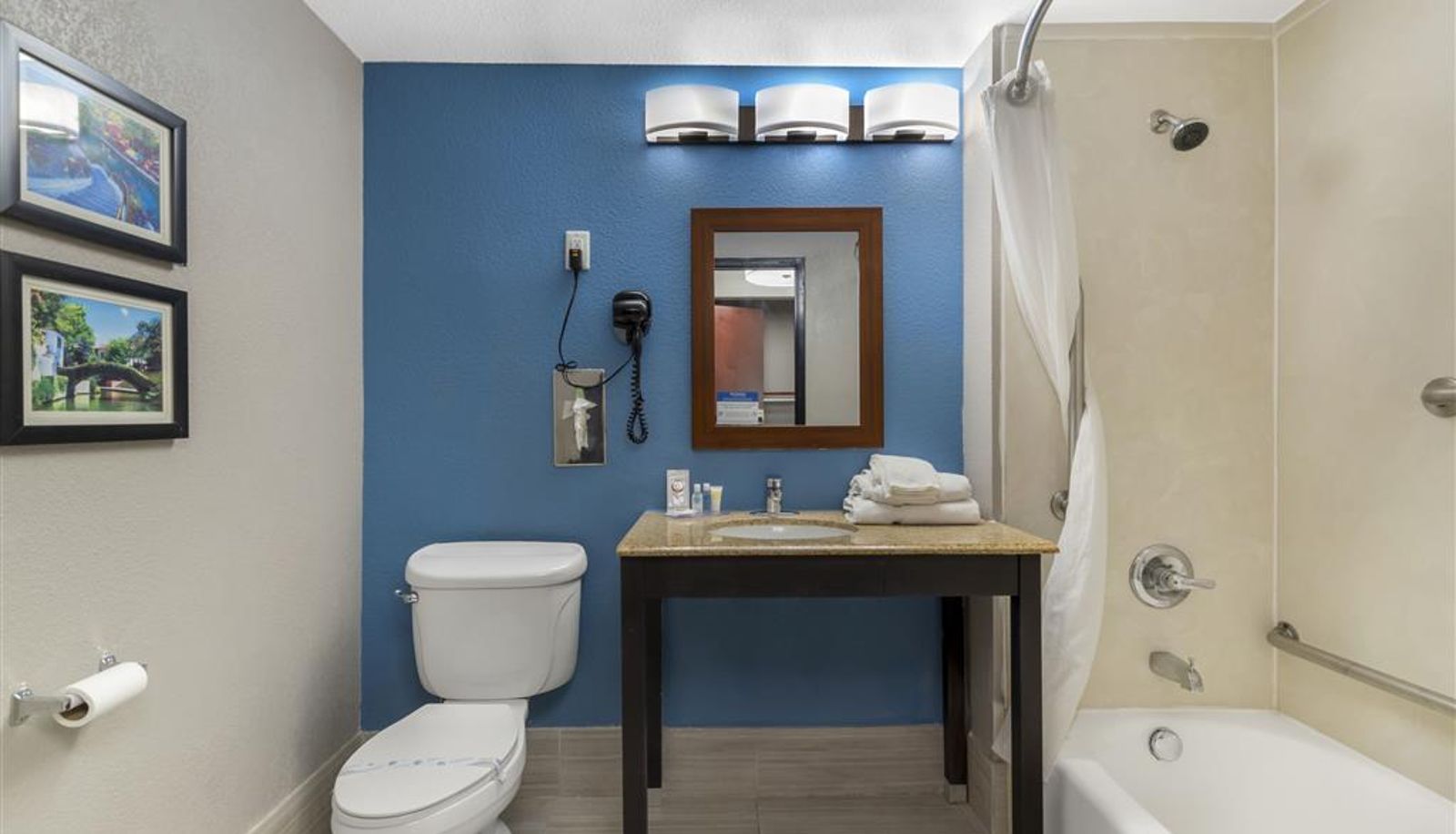 Zimmer - Comfort Inn & Suites Near Medical Center