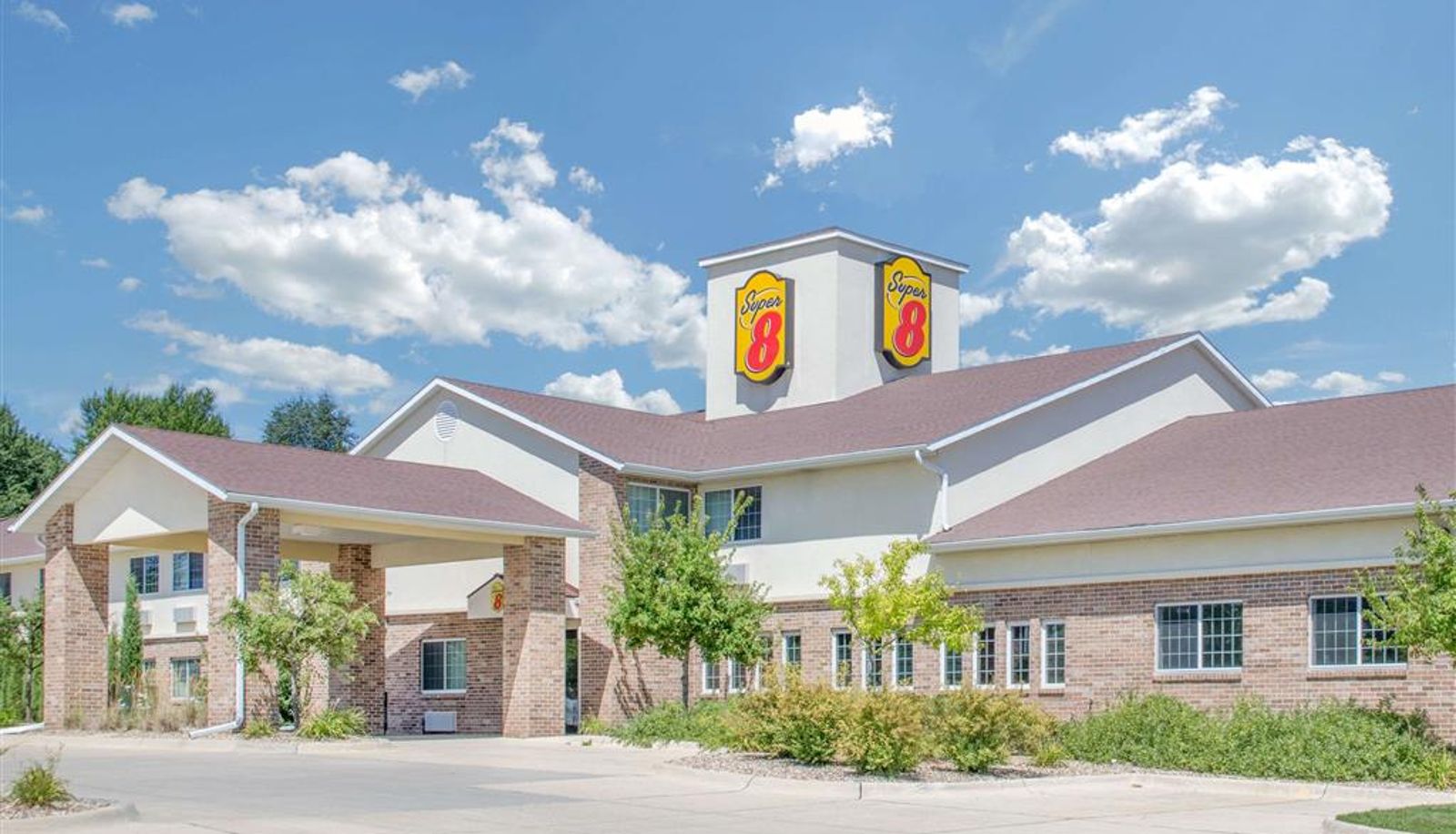Widok na zewnątrz - Super 8 by Wyndham Cedar Falls IA - University
