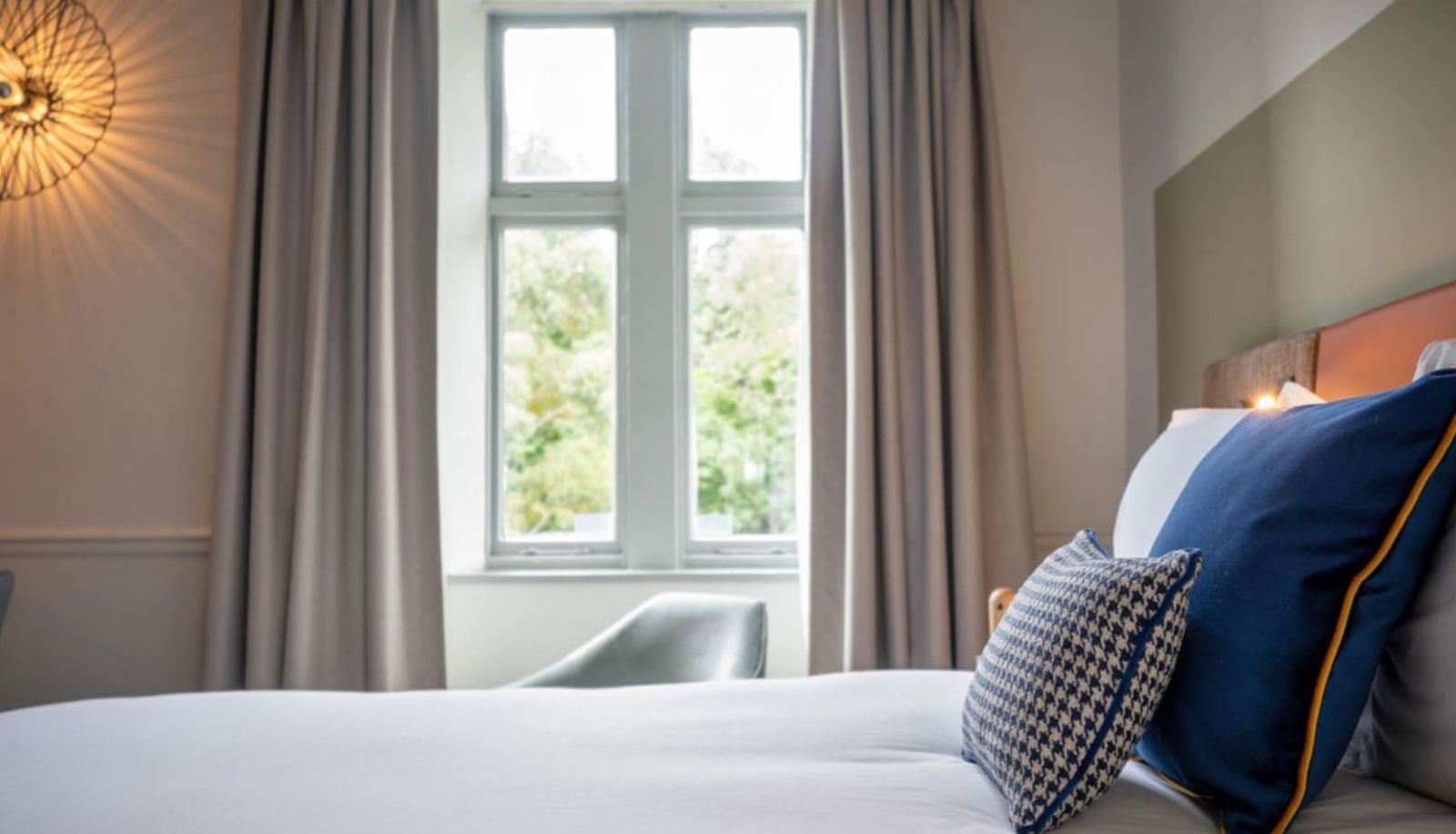 Camera - voco EDINBURGH - ROYAL TERRACE by IHG
