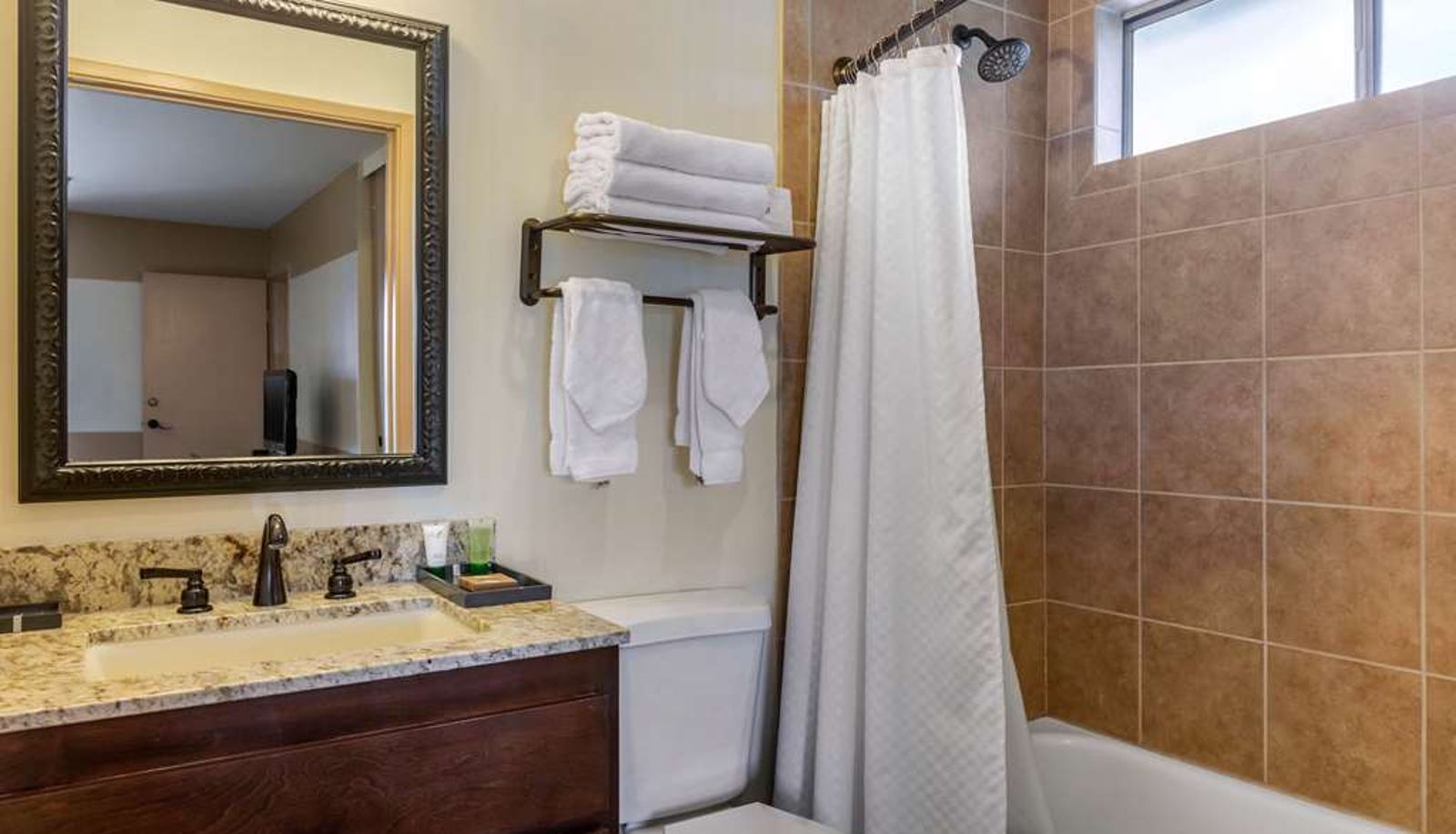Room - Carlton Oaks Lodge an Ascend Collection Hotel