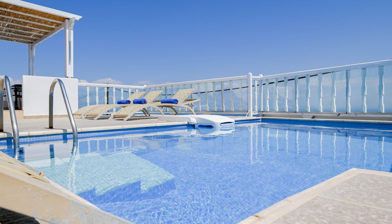 Basen - Amerisa Suites & Villa