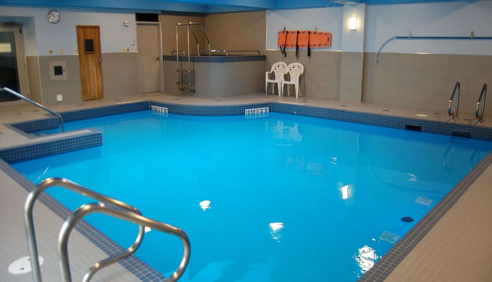 Pool - Holiday Inn MONTREAL CENTREVILLE DOWNTOWN by IHG