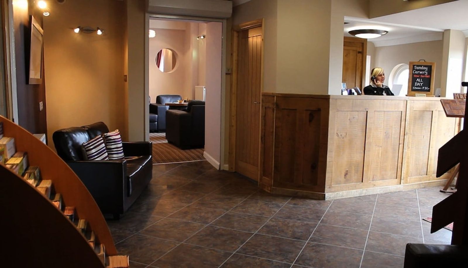 Recepción - Twin Oaks Hotel
