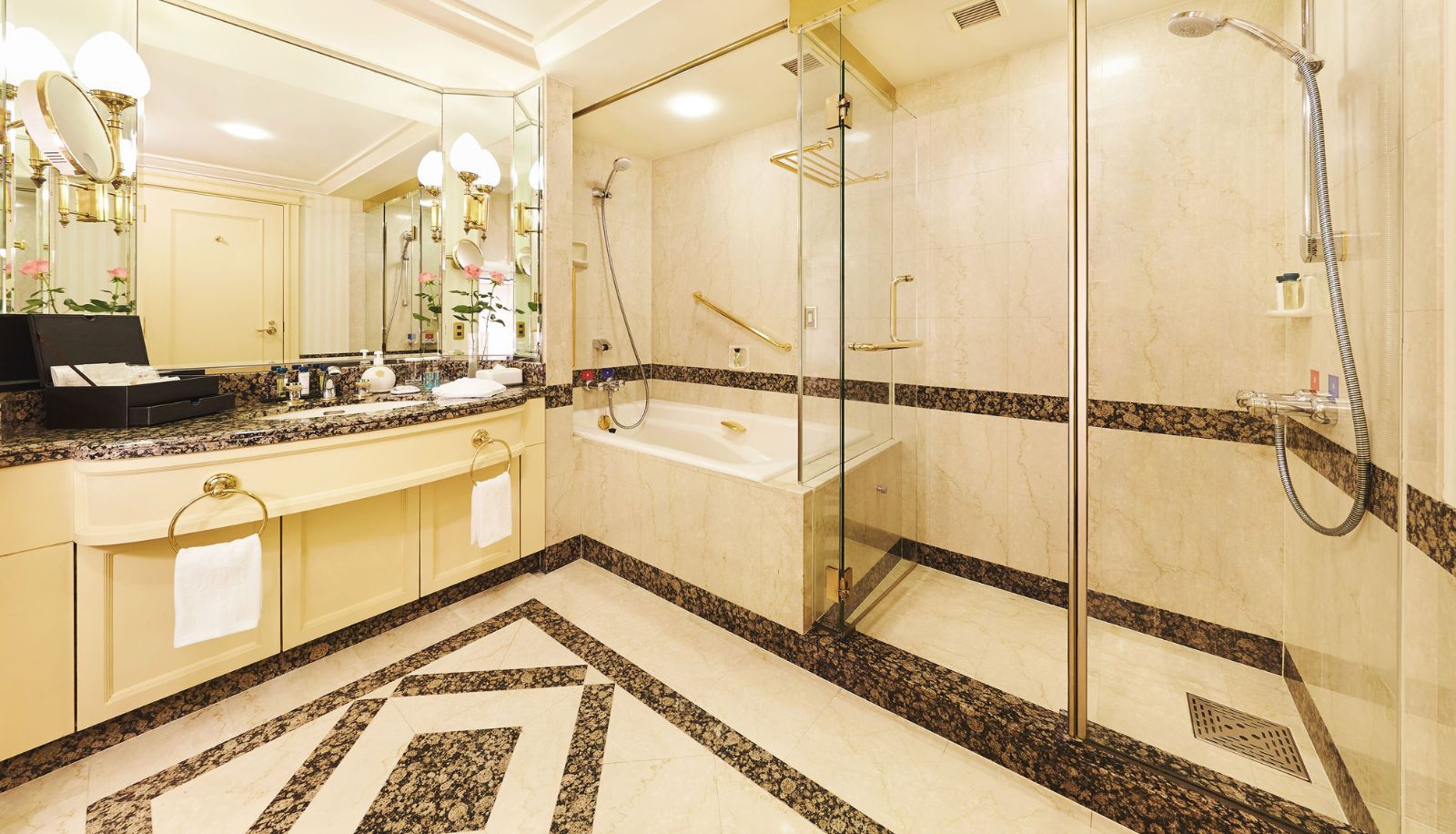 Room - Vignette Collection RIHGA ROYAL HOTEL OSAKA by IHG