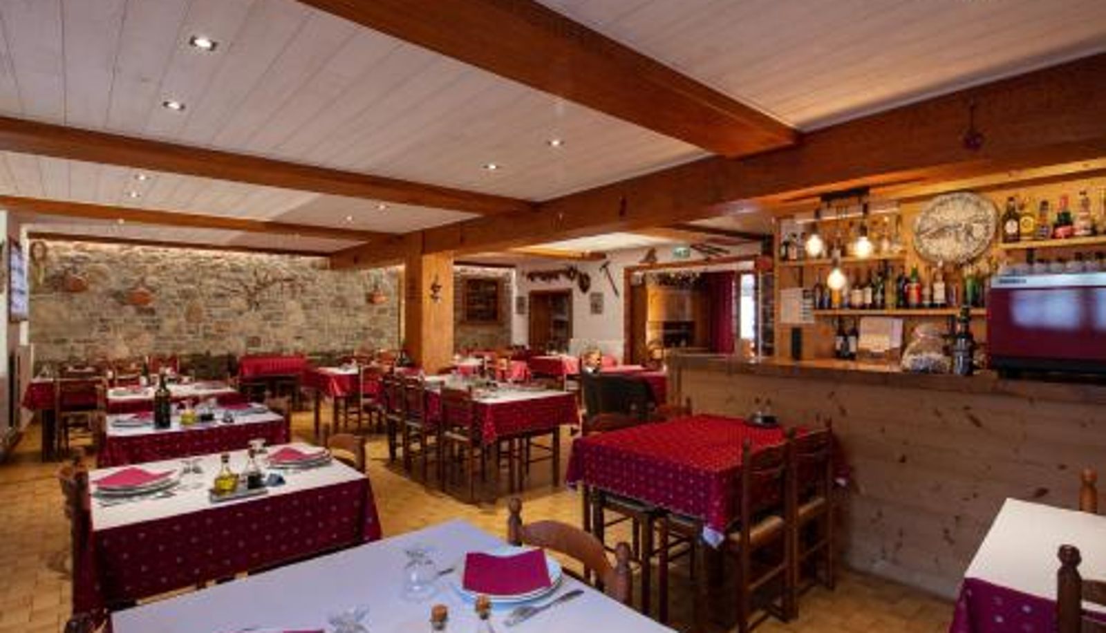 Salle de petit-déjeuner dans le restaurant - Hôtel Restaurant L'ancienne Auberge Logis